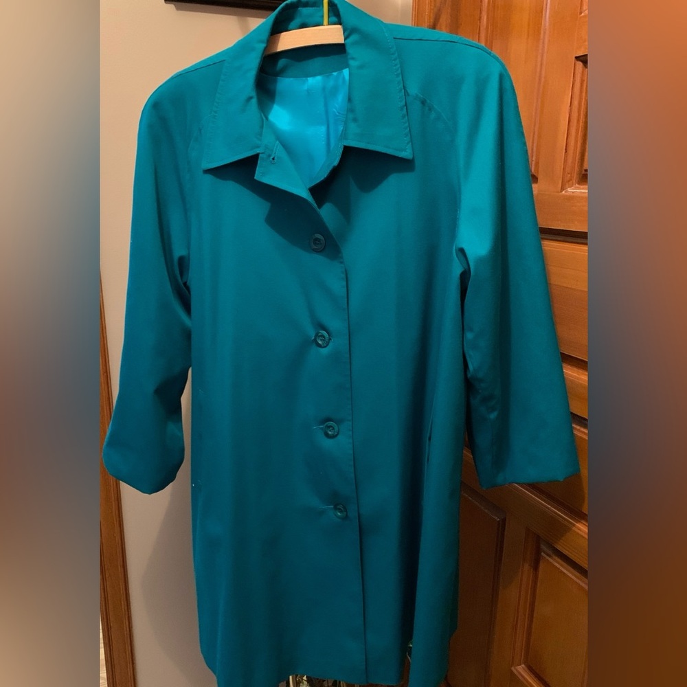 Vintage Elegant teal button-up coat with a classic collar, pockets.